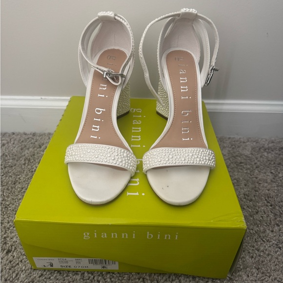 Bridal Pearl Heels – Gianni Bini White Block Heel Sandals Size 7M - Picture 3 of 4